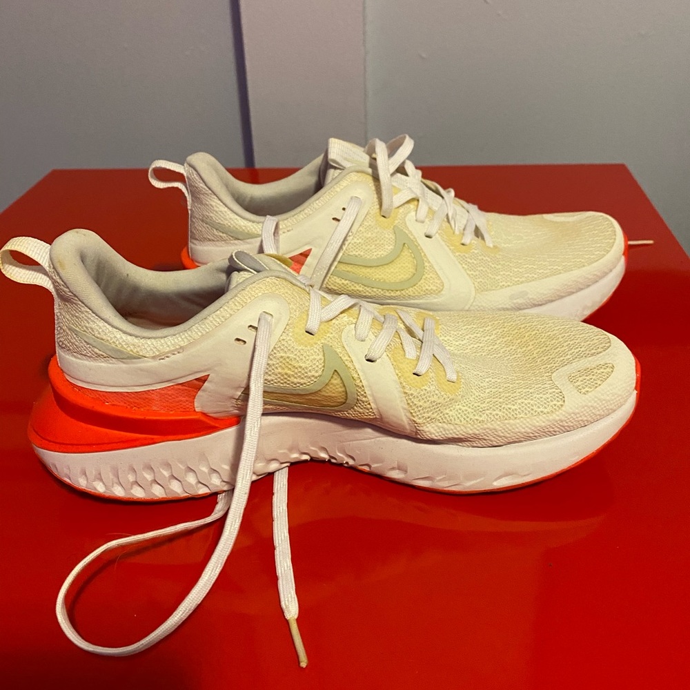 NIKE LEGEND REACT 2